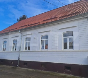 Casă săsească renovată integral, 2200 mp teren, ideală pentru două familii 