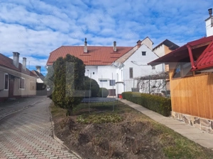 Casă săsească renovată integral, 2200 mp teren, ideală pentru două familii  - imagine 2