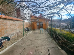 Casă săsească renovată integral, 2200 mp teren, ideală pentru două familii  - imagine 3