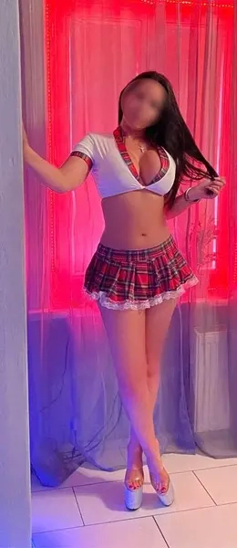 buna fac party girls la mine sau la tine 