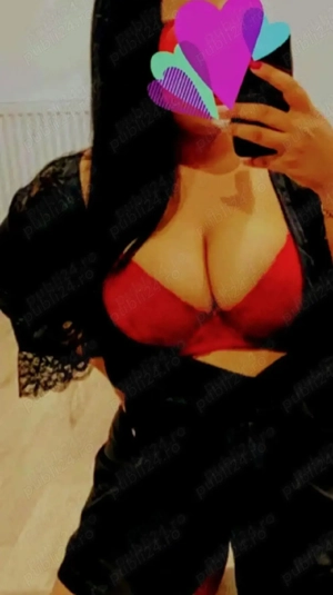 Bruneta sexy cu sani mari cu forme 