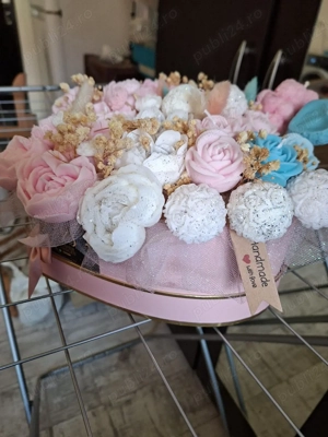  Cadouri Handmade deosebite: Aranjamente Lumânări Parfumate și Opincuțe Tradiționale (Iași)