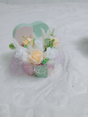 Aranjamente florale din săpun cu uleiuri esențiale pentru a fi oferite cadou persoanelor dragii 