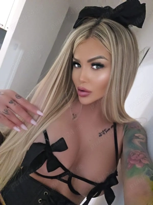 Transexuala Blonda Lux si plăceri intense, Rol de stăpână dar și submisivă, Show Web, Felina ta