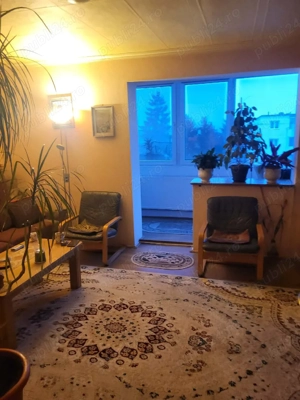 Vand apartament cu trei camere 