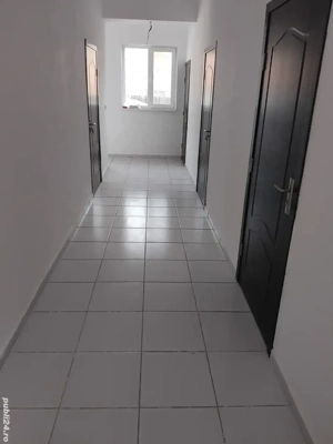 Spre vanzare casa demisol si parter decomandata garaj si teren - imagine 4