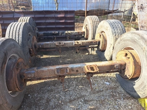 Axe de remorcă cu sistem de frânare. 