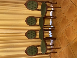 Set de patru scaune delicate dar suficient de rezistente pentru a fi folosite și de persoane robuste