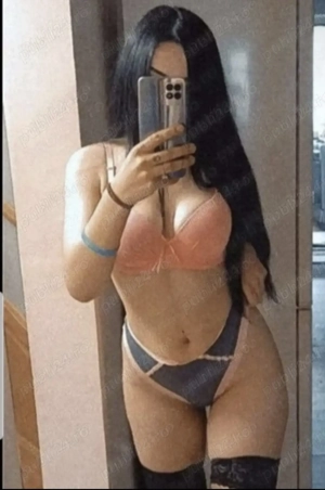 Brunetă fără grabă.