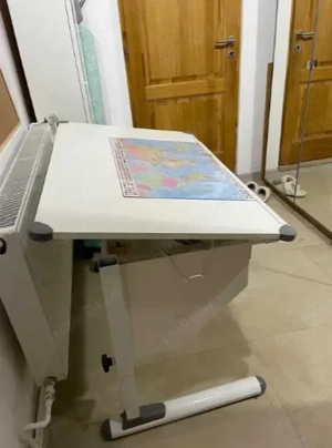 Birou reglabil cu blat înclinat copil.