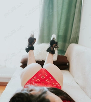 Bruneta slim simpatică  - imagine 2