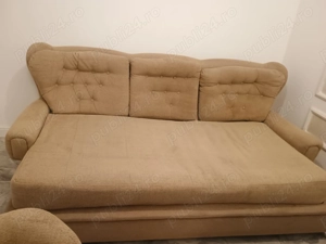 Canapea fixa foarte puțin utilizată. 