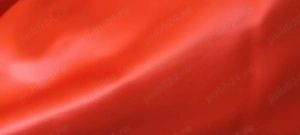 Matase vișinie noua la sul de Lățime = 1,40 m . Lungime = 50 m. 