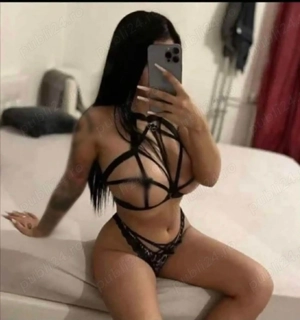 Bruneta focoasa Militari residence