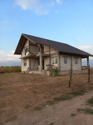 Casa la rosu - imagine 2