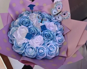 Aranjamente florale și buchete de trandafiri din satin 