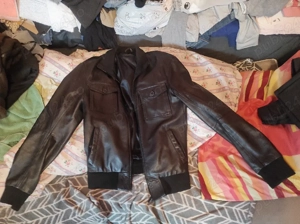 Vand cinci haine de piele fara defecte,din piele solida groasa si batoasa sunt 2, toate in stare bun