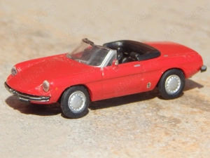 Macheta masinuta Alfa Romeo Spider 1300 Schuco scara 1:87 H0