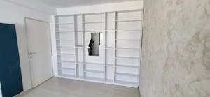 Bibliotecă   perete decorativ alb   mobilier la comandă, stare foarte bună