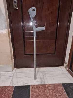 cârjă de antebraț