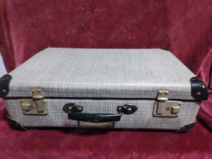 Vechi geamantan din carton, marime mica, stare buna, 50x30x15 cm