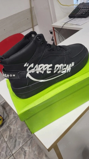 Incaltaminte si pantaloni tip vagabond