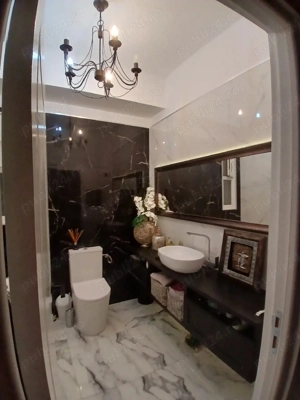 Pers. Fizică Vând Apartament zona Central, 4 camere  în Vila cu gradina interioara  și spațiu în CF  - imagine 7