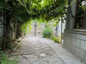 Vând teren central + casa renovabila  demolabila