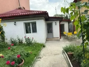 Închiriez casa la curte