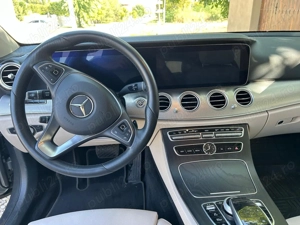 Vând Mercedes E Clas 220 in stare perfectă cu multe dotări  anul 2018  146000 km neavariat ..combi   - imagine 6