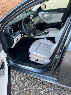 Vând Mercedes E Clas 220 in stare perfectă cu multe dotări  anul 2018  146000 km neavariat ..combi   - imagine 4