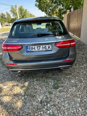 Vând Mercedes E Clas 220 in stare perfectă cu multe dotări  anul 2018  146000 km neavariat ..combi   - imagine 2
