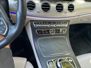 Vând Mercedes E Clas 220 in stare perfectă cu multe dotări  anul 2018  146000 km neavariat ..combi   - imagine 8