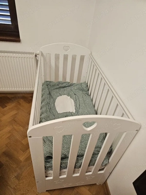 Vand patuț din lemn si scaun copil