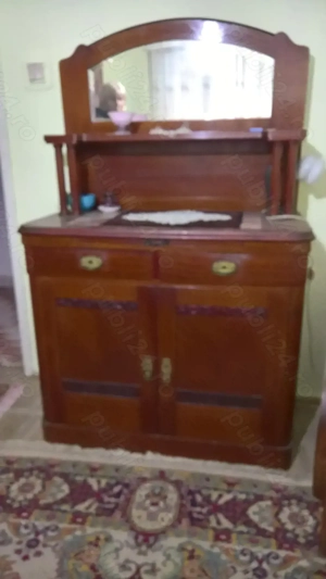 Vand mobilă antică 