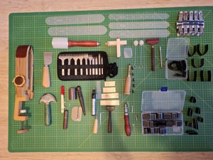 Set profesional pielarie include cal de cusut, cutit semiluna