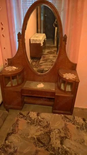 Vand mobilă antică 