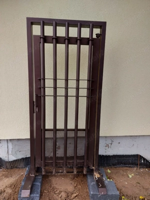 Poartă metalică, nefolosită, vopsită electrostatic.