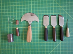 SET Cutit forjat, handmade semiluna pielarie 120mm + 3 cutite