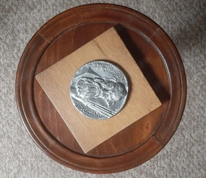 Efigie Lev Tolstoi   placă metalică pe suport din lemn