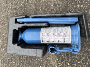 Cric hidraulic auto.