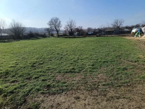 Vând teren intravilan cu deschidere la asfalt,apa,utilități - imagine 4