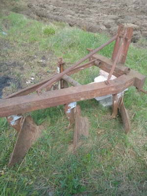 Vând plug pentru tractor de putere redusă 