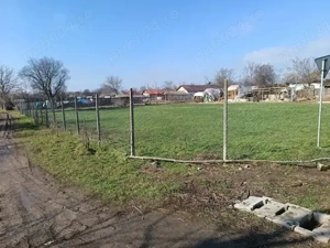 Vând teren intravilan cu deschidere la asfalt,apa,utilități - imagine 2