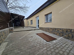 Casă renovată, zonă centrală, singur in curte. Doar 99000 euro! - imagine 2