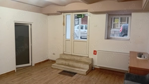 inchiriez spatiu zona centrala (p-ta mica) - imagine 2