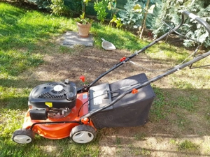 vând mașină tuns iarbă  pe benzina