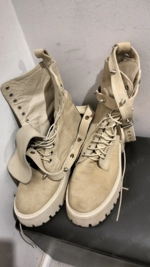 Bocanci din piele întoarsă exterior,interior piele.