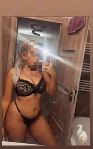 Blonda independentă doar deplasări 