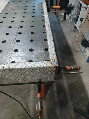 Grătar Inox cu suport de oțel și blaturi de lucru din piatră compozit.